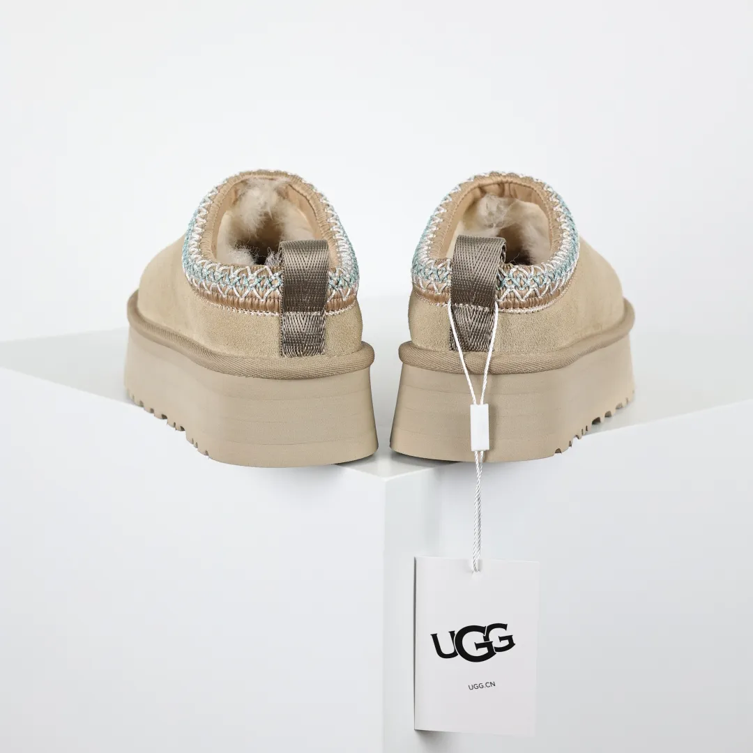 Copy price 💰560 Core recommendation of good price 5cm thick sole, independently developed original outsole, cashmere insole, keeping warm in winter, suitable for home use. In the new year, uug launched a style series, which is partially geared towards the preferences of young consumers. It has also moved to the forefront of fashion trends. Shoe body material, water-repellent coated suede upper, 17 mm UGGPURE™ implanted wool insole, lightweight non-slip and comfortable rubber outsole, with brand LOGO and trademark, with full package Size: 35 36 37 38 39 40 41 42